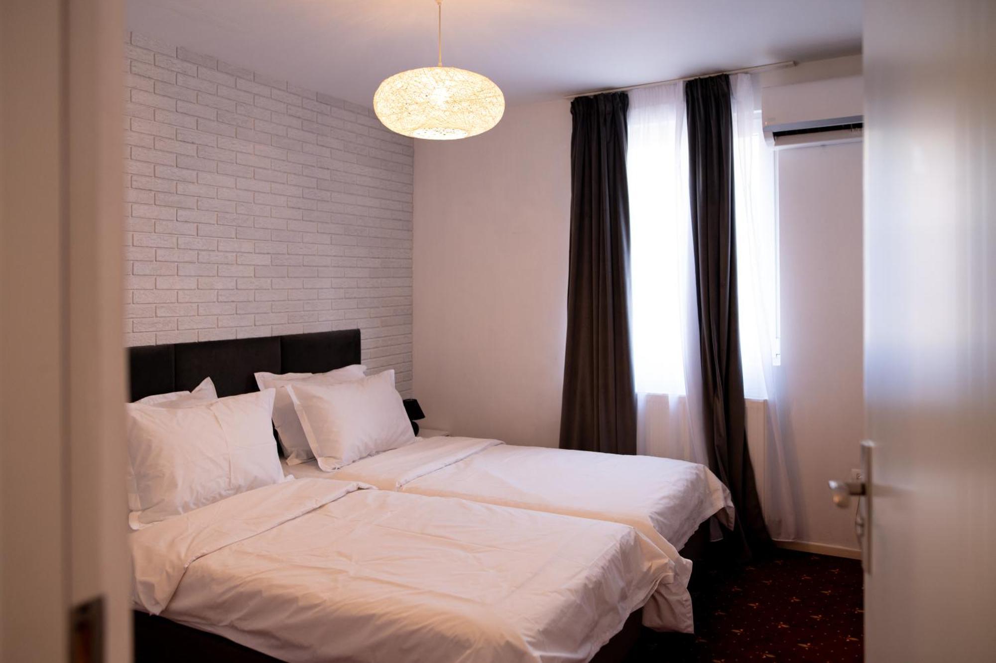 Moise House - Kosher Aparthotel Bucarest Esterno foto